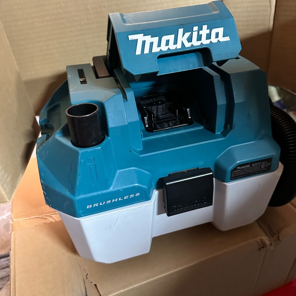 Makita Compact Brushless Vacuumm